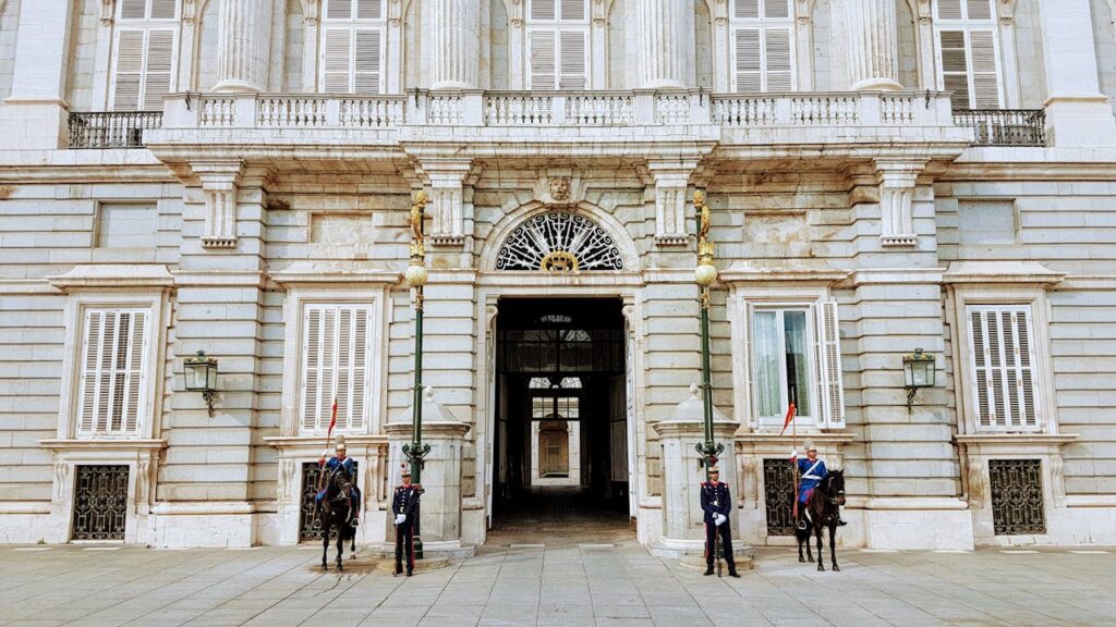 que es el cambio de guardia en el palacio real 1