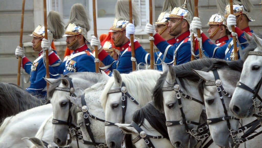 que es el cambio de guardia en el palacio real 2