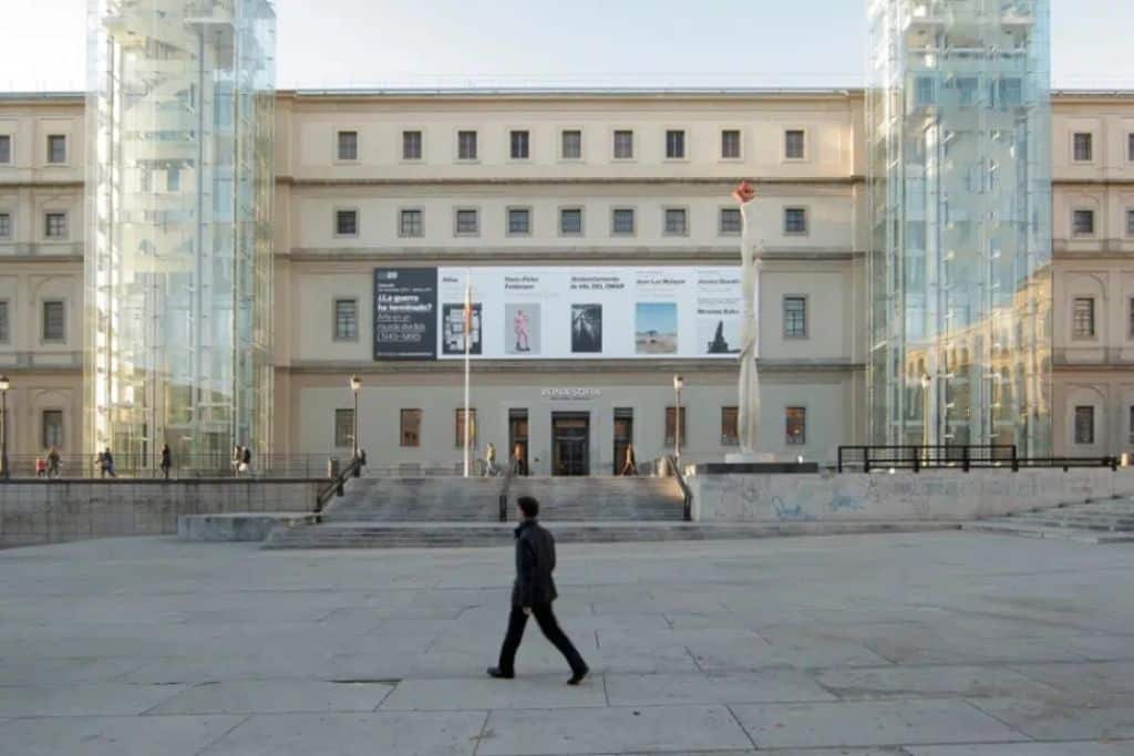 Museo Reina Sofía que alberga el cuadro El gran masturbador de Dalí